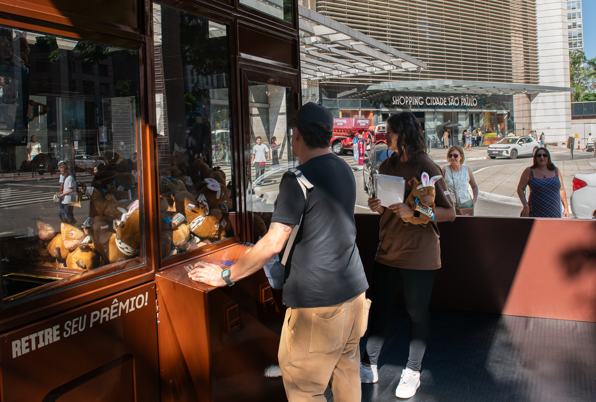 Ativação de marca Hersheys na Avenida Paulista com máquina de pelúcias temáticas em frente ao Shopping Cidade São Paulo