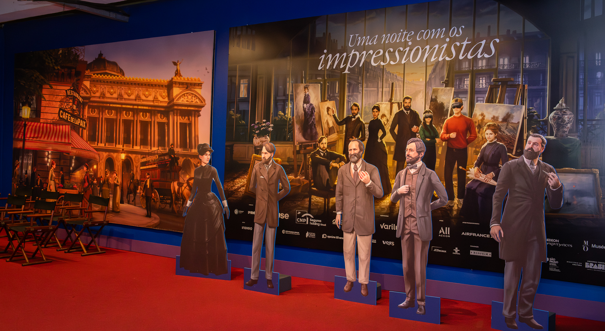 Exposição imersiva Uma Noite com os Impressionistas em shopping center com painéis cenográficos e personagens em tamanho real