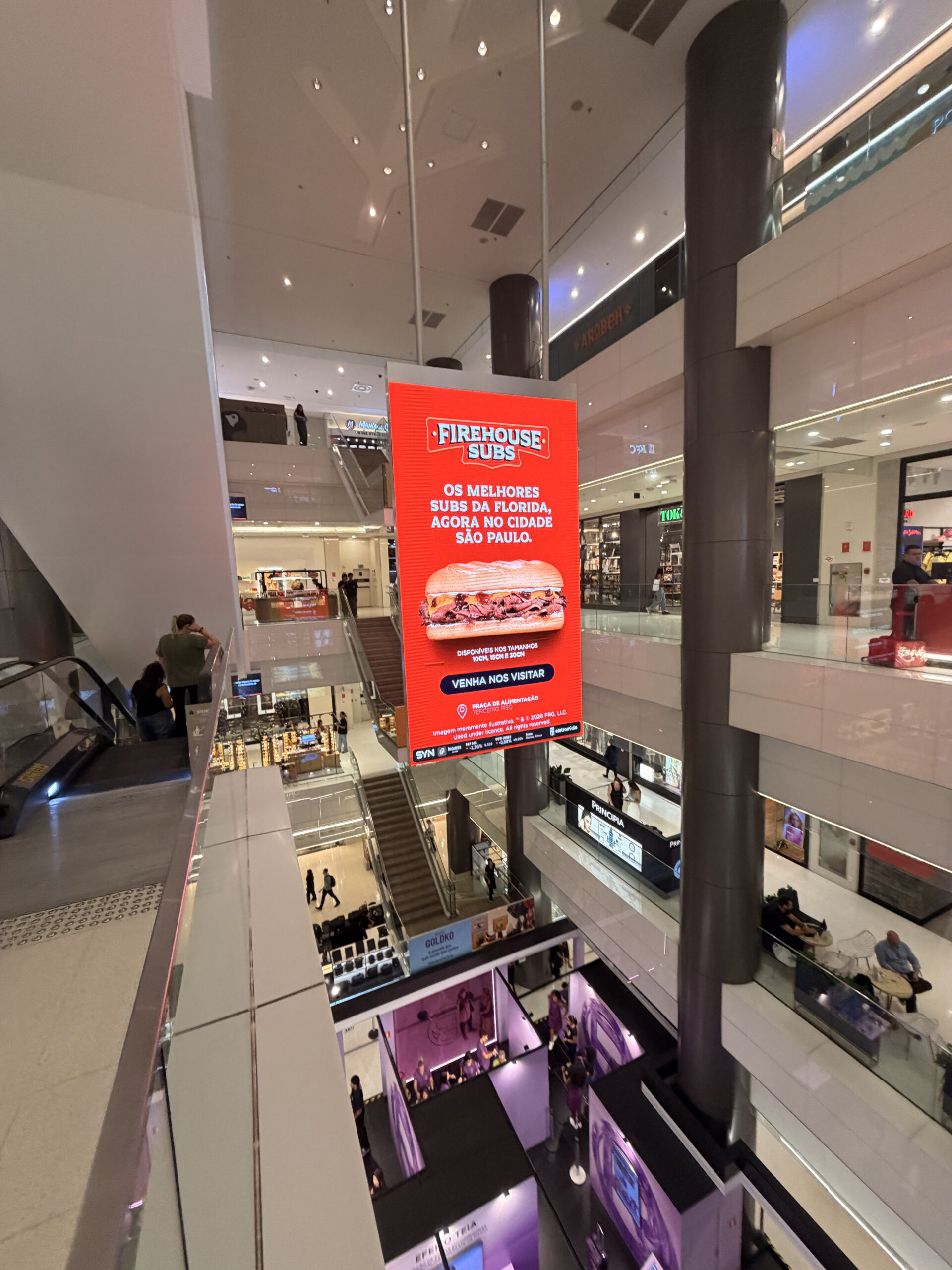 Mídia OOH em painel vertical de pilar interno de shopping center com campanha Firehouse Subs no Shopping Cidade São Paulo
