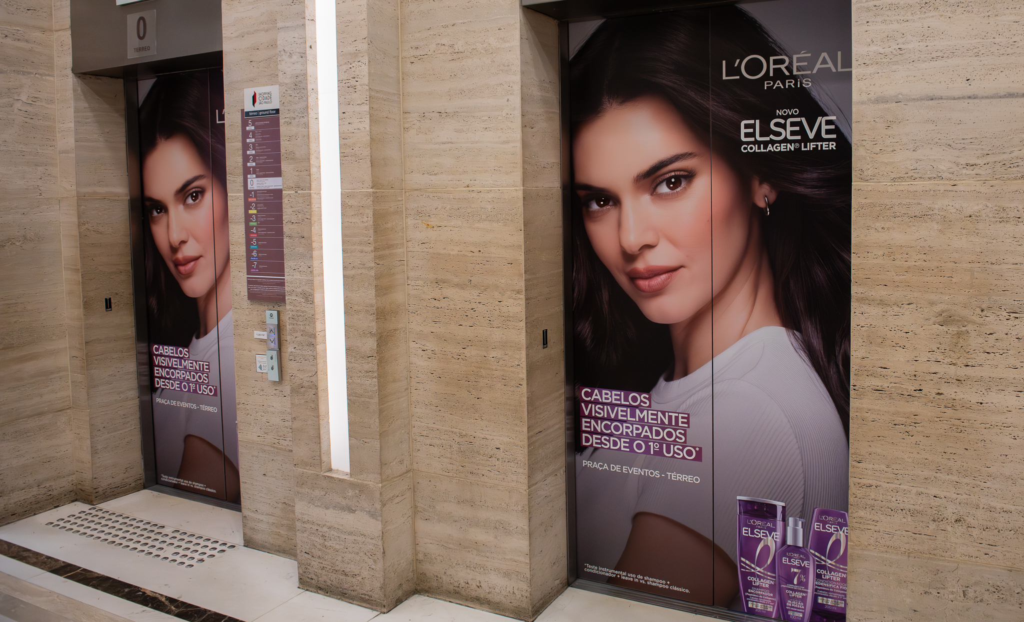 Mídia OOH em portas de elevador de shopping com campanha L'Oréal Paris Elseve Collagen Lifter