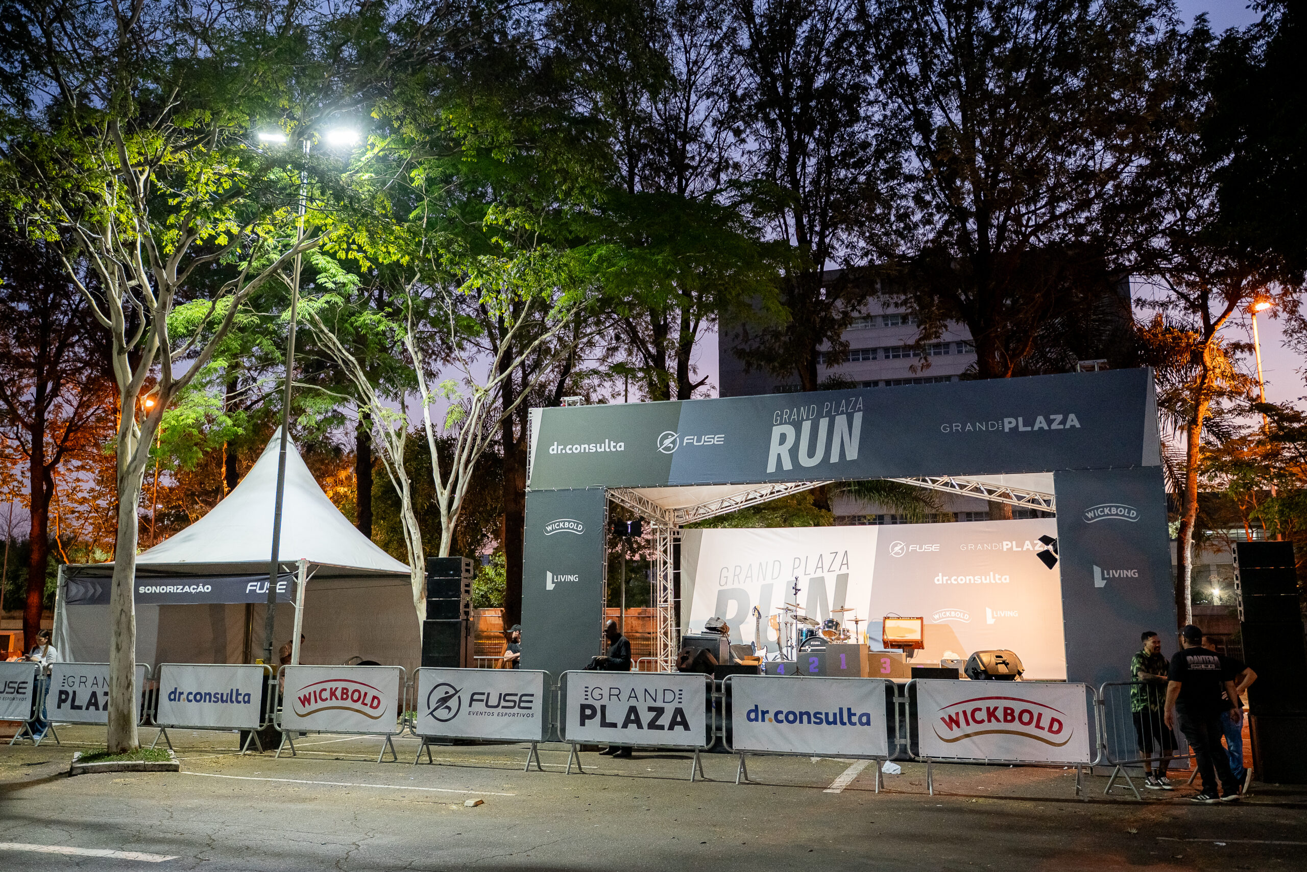 Palco e estrutura do evento Grand Plaza Run no estacionamento do shopping Grand Plaza com patrocínio de Wickbold, Dr. Consulta e Fuse Eventos Esportivos