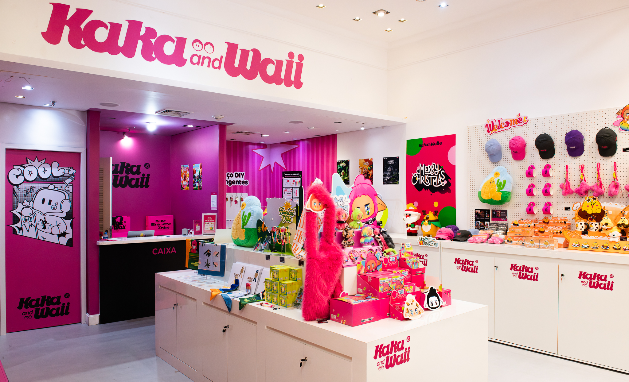 Loja pop-up Kaka and Waii em shopping center com decoração rosa pink e exposição de pelúcias, bonés e produtos colecionáveis