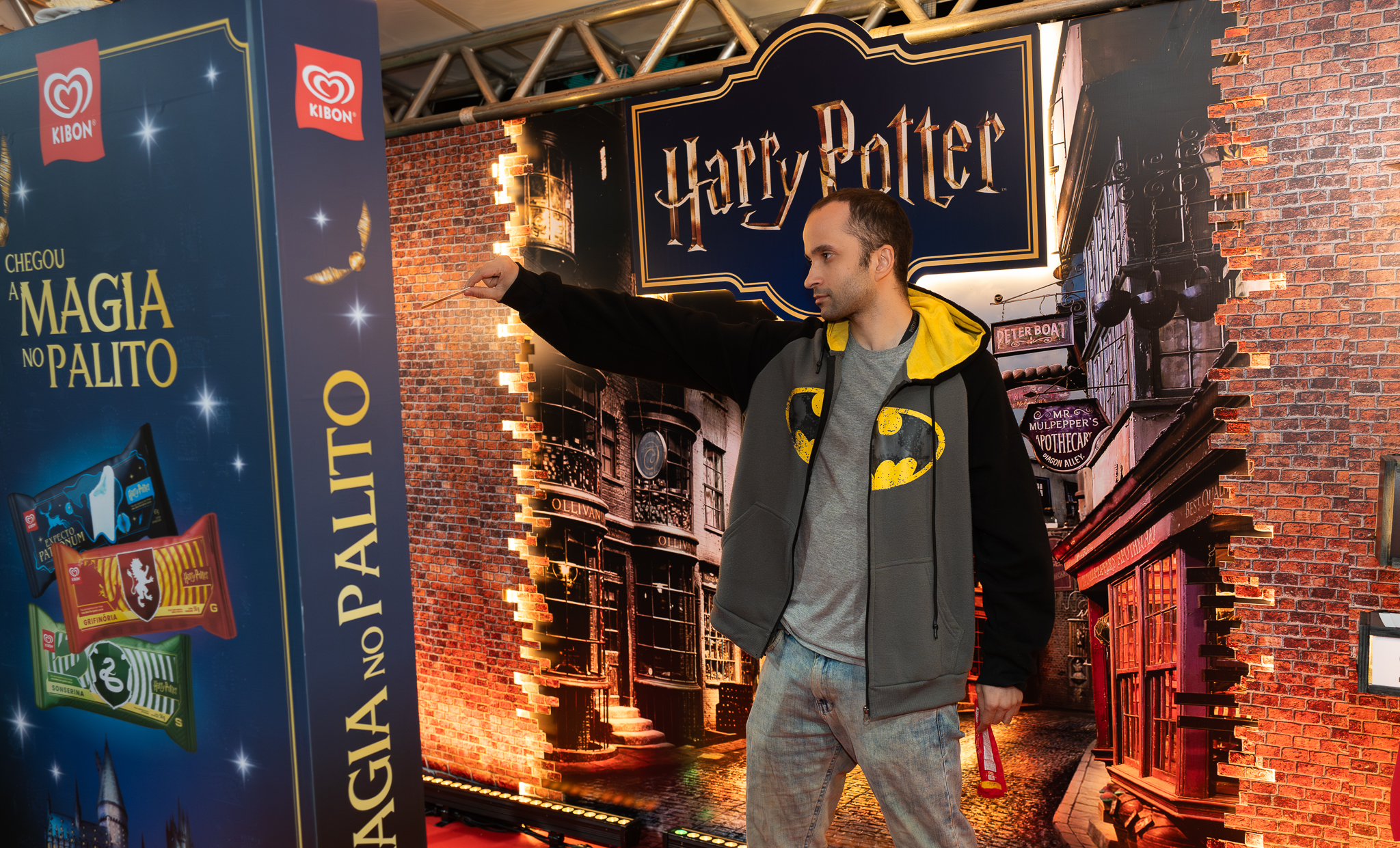 Visitante interagindo com cenário temático de Harry Potter na ativação de marca da Kibon em shopping center