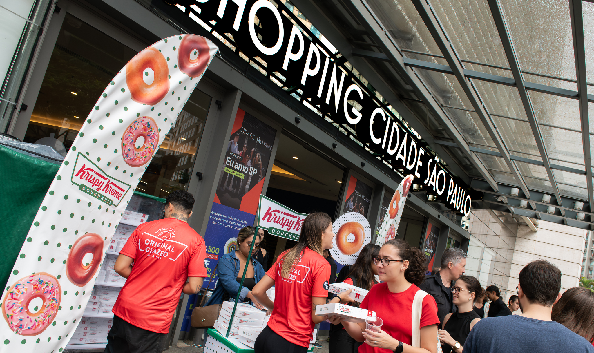 Equipe da Krispy Kreme distribuindo donuts na entrada do Shopping Cidade São Paulo em ação de sampling