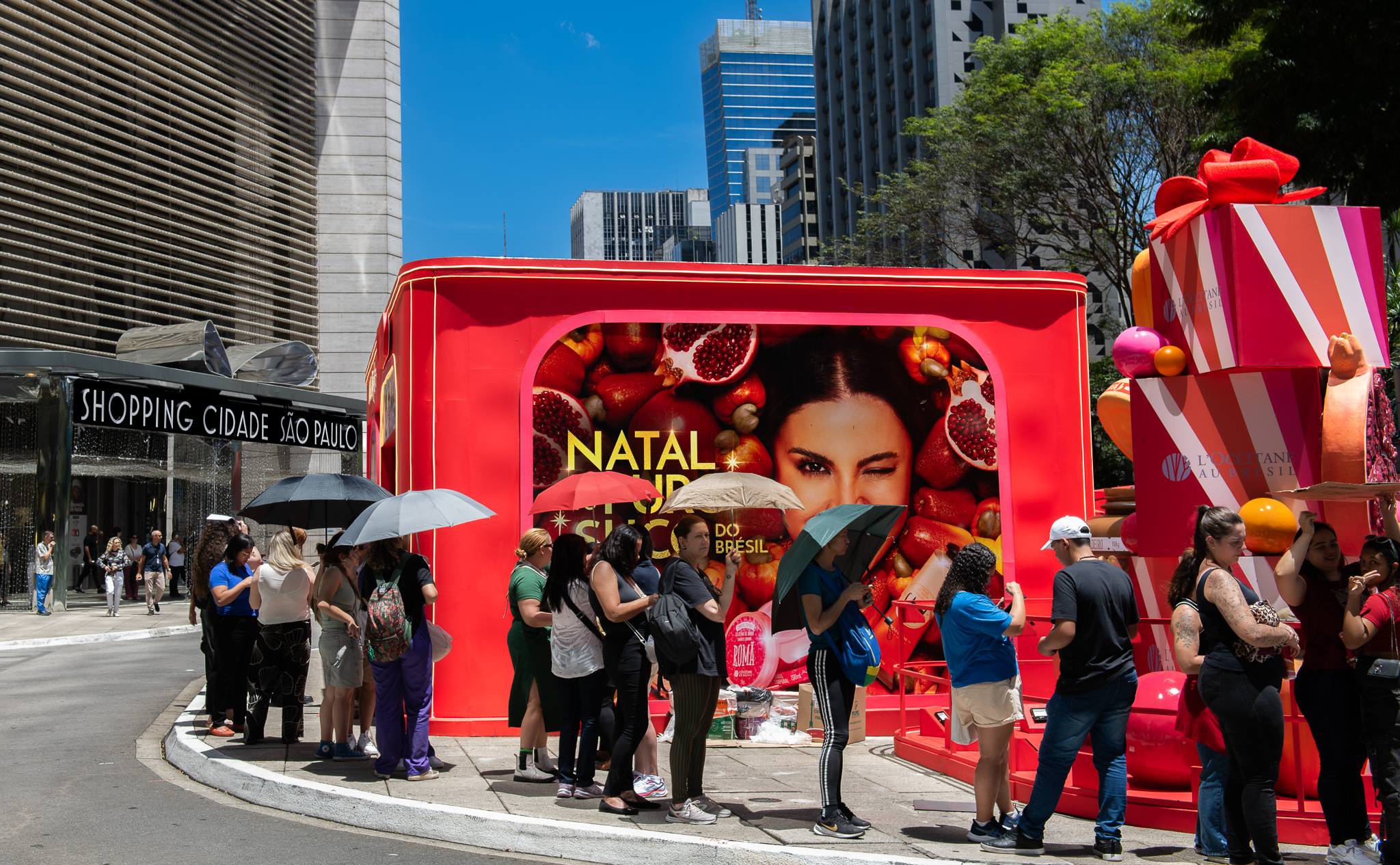 Fila de consumidores em frente à ativação natalina da L'Occitane au Brésil na Avenida Paulista, Shopping Cidade São Paulo